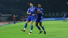 Persib Bandung tetap perkasa meski hanya bermain dengan sepuluh pemain. Tim berjulukan Maung Bandung itu berhasil menyikat Persis Solo di BRI Super League 2025/2026. (Bola.com/Erwin Snaz)