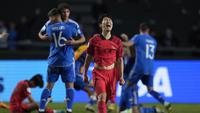 Ekspresi kekesalan pemain Korea Selatan U-20, Kang Sang-yoon (tengah), setelah dikalahkan Timnas Italia U-20 dalam pertandingan semifinal Piala Dunia U-20 2023 yang digelar di Estadio Unico Diego Maradona, La Plata, Jumat (9/6/2023) pagi WIB. (AP Photo/Ricardo Mazalan)