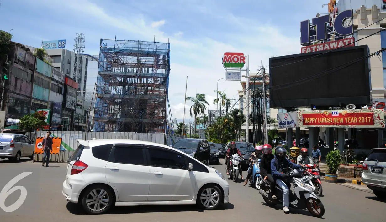 Kendaraan melintas di samping proyek konstruksi stasiun MRT di Jalan Fatmawati, Jakarta, Kamis (19/1). Penutupan akan dilakukan sepanjang 300 meter di Stasiun Haji Nawi, Jl RS Fatmawati, Jakarta Selatan. (Liputan6.com/Gempur M. Surya)
