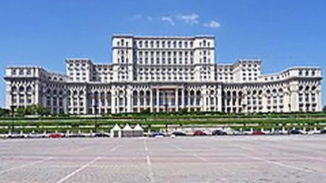 Istana Parlemen Bucharest, Rumania (Wikimedia Commons)