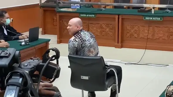 <p>Kapolda Sumatera Barat Irjen Teddy Minahasa terlihat santai menjelang vonis kasus narkoba di Pengadilan Negeri Jakarta Barat. (Merdeka)</p>