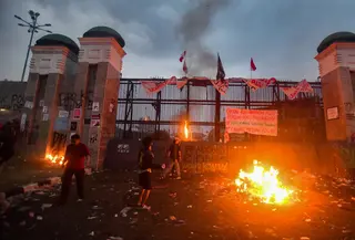 Massa dari berbagi elemen mahasiswa  dan masyarakat saat melakukan aksi pembakaran di depan Gedung DPR/MPR, Jakarta, Kamis, 27 Agustus 2026. (KLY/ Arie Basuki)