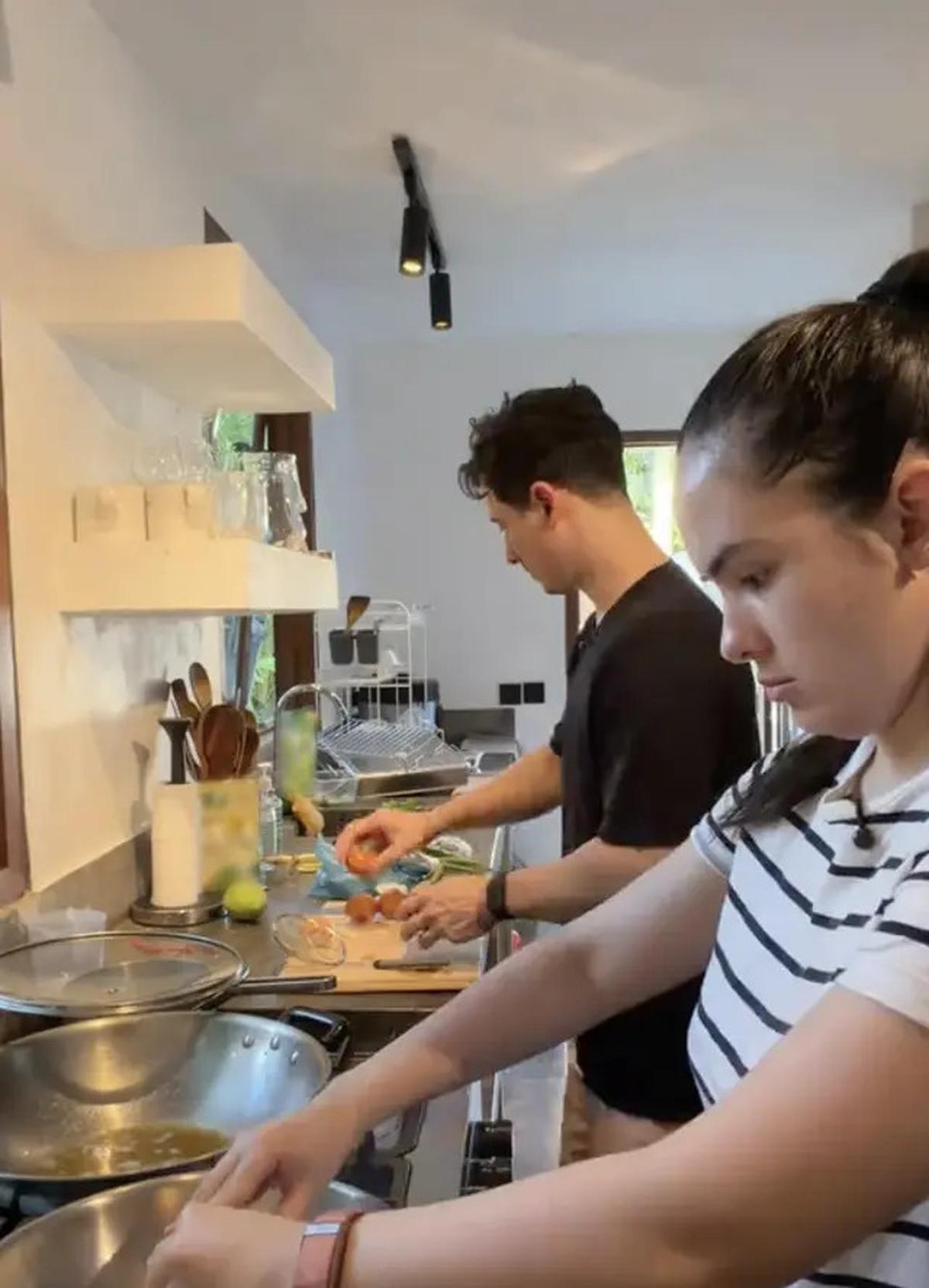 7 Potret Dapur Rumah Nino Fernandez dan Steffi Zamora di Bali, Desain Memanjang Minimalis