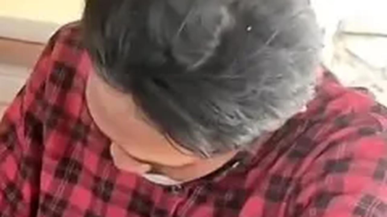 Sambil menangis, pemuda yang mengaku berusia 28 tahun itupun akhirnya mau untuk ikut bersama Purnomo.