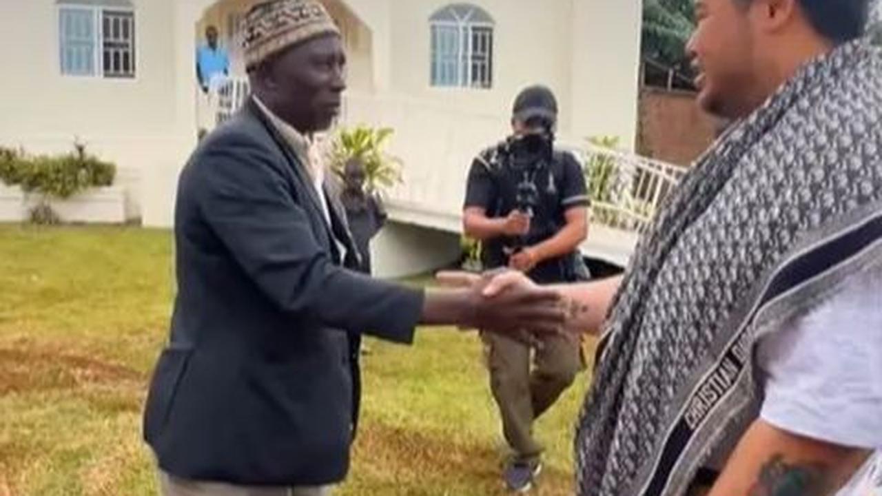 Sesampainya di lokasi, Ivan Gunawan disambut oleh sahabat sekaligus perwakilan dari yayasan yang membantu proses pembangunan masjid di Uganda.