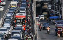 Terjadi Kemacetan di Jalan, Aksi Pemberani Pria Hadang Pengendara Ingin Serobot Jalan Ini Viral