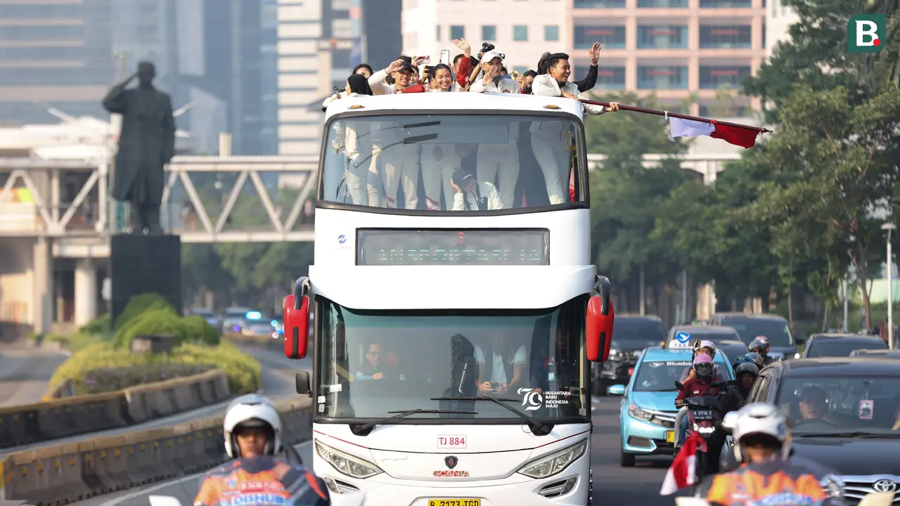 Foto: Melihat Pawai Emas Olimpiade Paris 2024, Veddriq Leonardo dan Rizki Juniansyah Naiki Bus Tingkat Terbuka Menuju Istana Negara