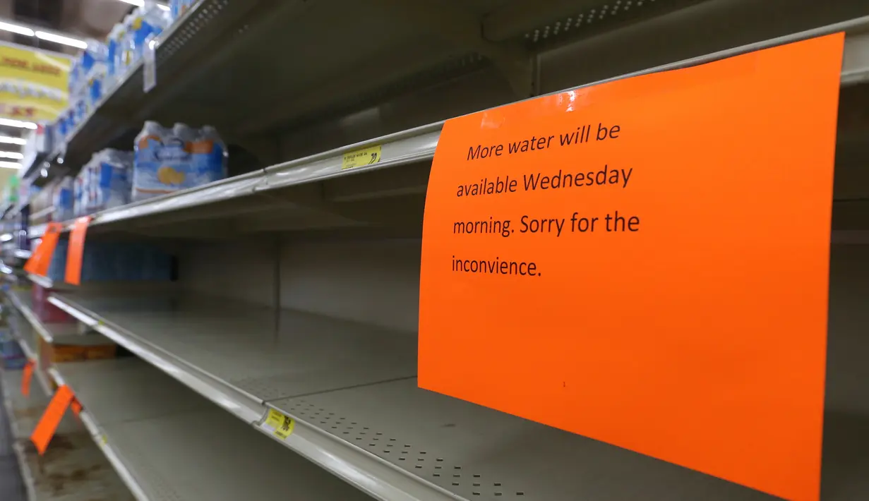 Rak yang biasanya berisi air mineral terlihat kosong di toko Piggly Wiggly di Panama City, Selasa (5/9). Warga memborong stok makanan dan air setelah Florida mengumumkan keadaan darurat menjelang kedatangan badai Irma. (Patti Blake/News Herald via AP)