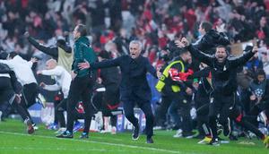 Sebuah momen hampir mustahil terjadi di Estadio da Luz, Lisbon. Ketika waktu hampir habis dan harapan Benfica tampak memudar, justru sang kiper, Anatoliy Trubin, muncul sebagai pahlawan. Gol sundulannya di menit ke-98 menjadi penutup laga penuh drama yang mengantar Benfica asuhan Jose Mourinho ke babak play-off Liga Champions. (AP Photo/Armando Franca)