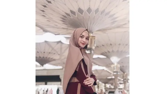 Saat menjalani ibadah umrah, wanita 25 tahun ini tampil dengan wajah natural.