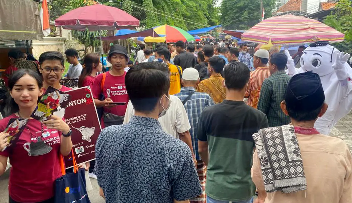 La'eeb memulai perjalanannya di Surabaya dengan mengunjungi Masjid Al Falah, Surabaya. Ia menyapa masyarakat sekitar yang baru saja menjalankan ibadah shalat Jumat berjamaah. (Procomm Surya Citra Media)