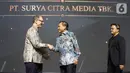 Direktur SCM, Imam Sudjarwo, menerima penghargaan dari Forbes Indonesia dalam acara bertajuk Best of the Best di Jakarta, Rabu (30/10/2019). PT Surya Citra Media Tbk (SCM) mendapat penghargaan sebagai salah satu dari 50 perusahaan terbaik yang telah terdaftar di BEI. (Liputan6.com/Faizal Fanani)