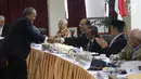 Calon hakim agung menyalami tim penyeleksi saat seleksi wawancara di Auditorium Gedung Komisi Yudisial, Jakarta, Kamis (3/1). Seleksi ini untuk mengisi delapan orang hakim agung. (Liputan6.com/Angga Yuniar)