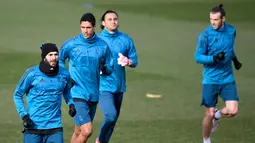 Para pemain Real Madrid saat sesi latihan di Madrid, Spanyol, Selasa (13/2). Real Madrid akan menghadapi Paris Saint Germain (PSG) pada leg pertama 16 besar Liga Champions di Santiago Bernabeu. (AP Photo/Paul White)