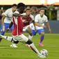 Gelandang Arsenal FC Bukayo Saka (7) melakukan tendangan penalti pada babak pertama pertandingan sepak bola Piala Champions melawan FC Barcelona, Rabu, 26 Juli 2023, di Inglewood, California (AP Photo/Ashley Landis)