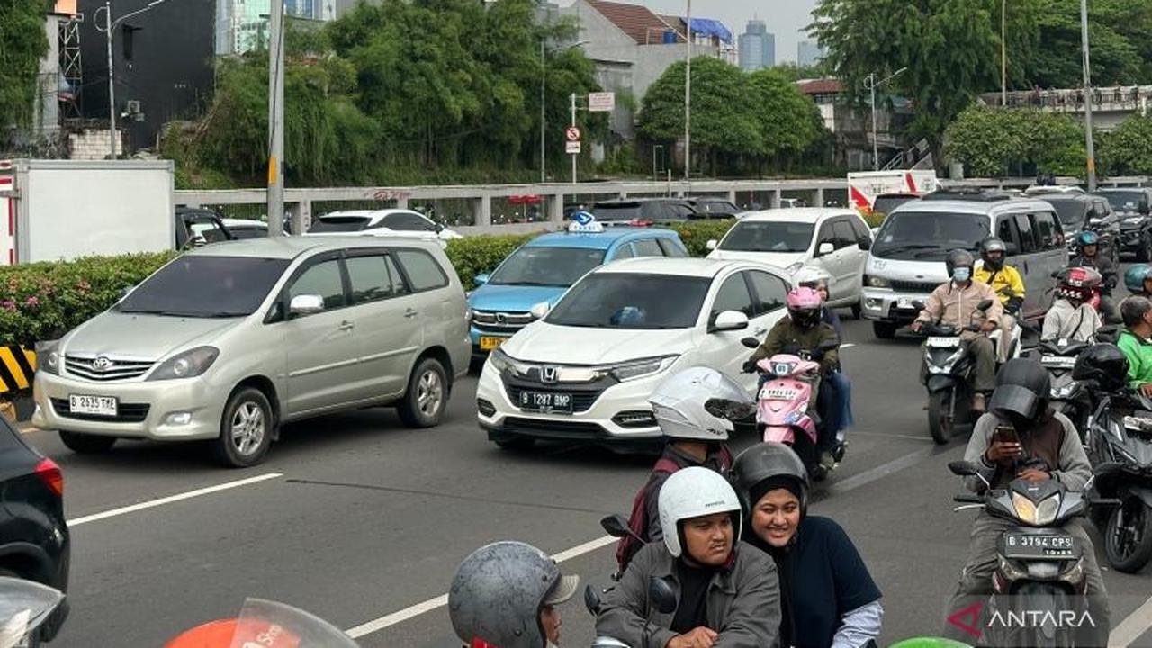 Fenomena Langka: Puluhan Motor Masuk Tol Depan Gedung DPR Akibat Macet Parah, Apa Sanksinya?