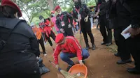 Sekjen PDIP Hasto Kristiyanto mengikuti aksi bersih-bersih dan tanam pohon di kawasan BKT, Jakarta Timur. Kegiatan dilakukan dalam rangka peringatan HUT ke-49 PDIP. (Istimewa)
