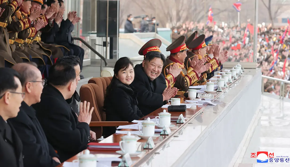 <p>Pemimpin Korea Utara Kim Jong Un dan putrinya Kim Ju-ae saat menyaksikan pertandingan sepak bola antara staf Kabinet dan Kementerian Pertahanan Nasional, di Korea Utara pada 17 Februari 2023. Pertandingan ini digelar sebagai kesempatan untuk menginspirasi mereka dengan &ldquo;kehadiran Kim Jong Un dan putri tercintanya&rdquo; untuk bekerja lebih keras dan menjadikan tahun 2023 sebagai &ldquo;tahun perubahan besar.&rdquo; (AFP/KCNA Via KNS)</p>