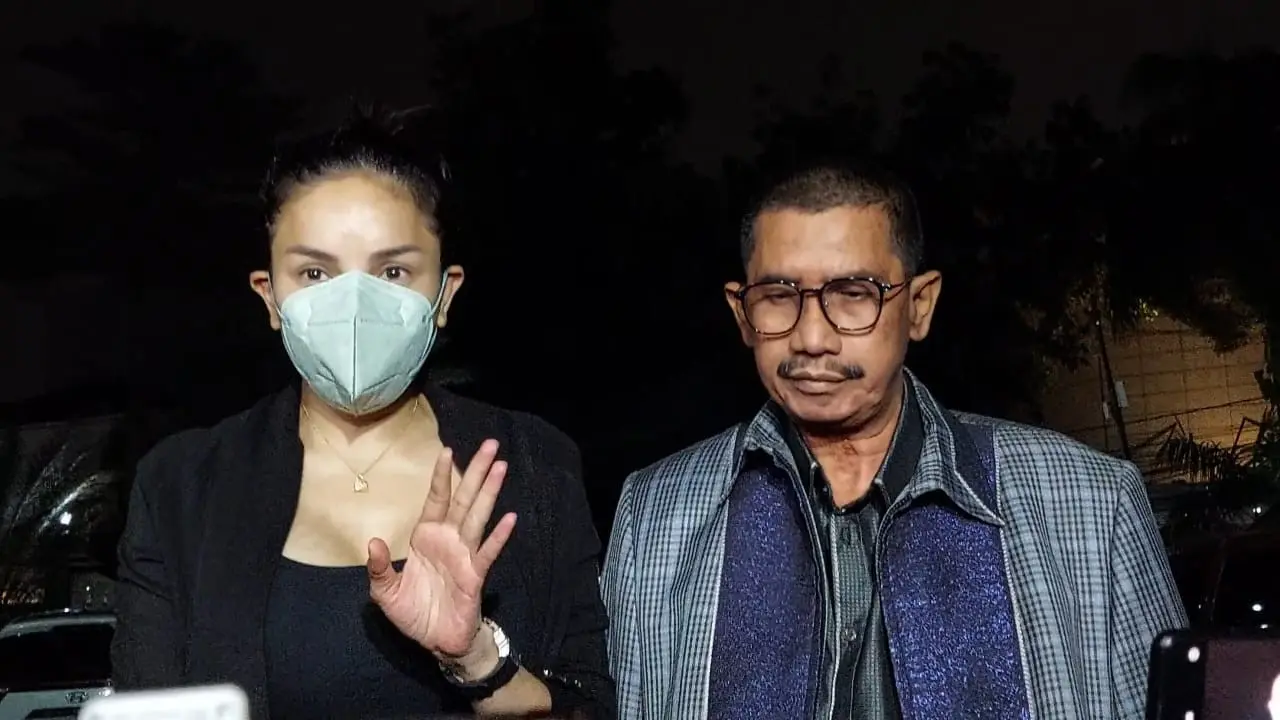 Nikita Mirzani mendatangi Polres Metro Jakarta Selatan, Kamis (19/9/2024) malam.