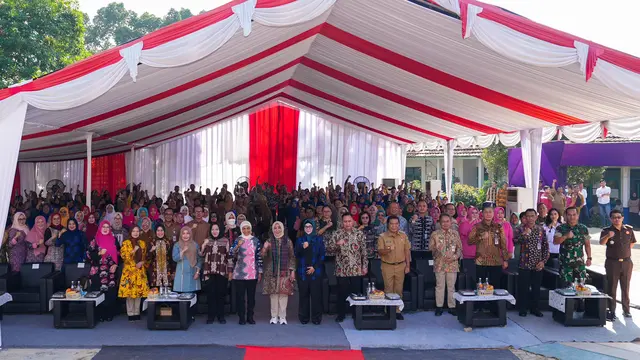 Ketua Umum (Ketum) Pembina Pos Pelayanan Terpadu (Posyandu) Tri Tito Karnavian saat  kunjungan kerja Pilot Project enam SPM di Desa Pasar Keong, Kecamatan Cibadak, Kabupaten Lebak. (Istimewa)