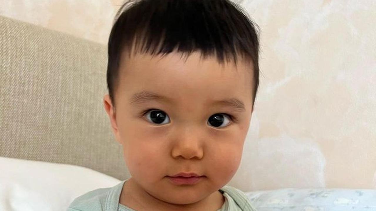 Chef Arnold memotong rambut sang anak. Salah satu yang mencuri perhatian yakni poni Baby Timo yang bikin gemas.