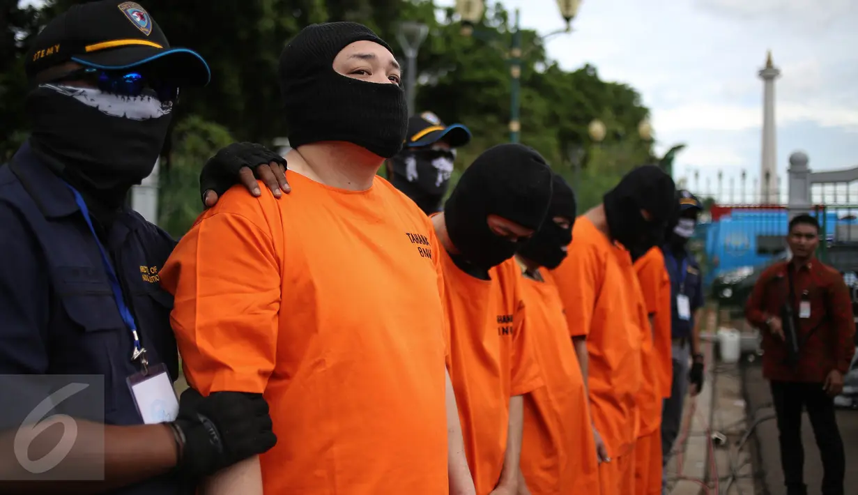 Sejumlah tersangka dihadirkan dalam acara pemusnahan barang bukti narkoba yang dilakukan oleh BNN di Monas, Jakarta, Selasa (6/12). Ini merupakan pemusnahan narkoba yang berhasil dijaring BNN selama dua bulan terakhir. (Liputan6.com/Faizal Fanani)