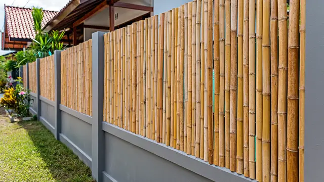 Pagar Bambu Vertikal Rapat
