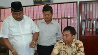 Penerima dana bansos mengembalikan uang negara. (Liputan6.com/Yuliardi Hardjo Putro)