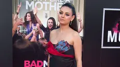 Aktris Mila Kunis berpose saat menghadiri pemutaran film perdana "Bad Moms" di Westwood, California, AS, (26/7). Istri dari aktor hollywood Ahston Kutcher itu tengah menantikan adik dari anak pertamanya, Wyatt Isabelle. (AFP PHOTO/VALERIE MACON)