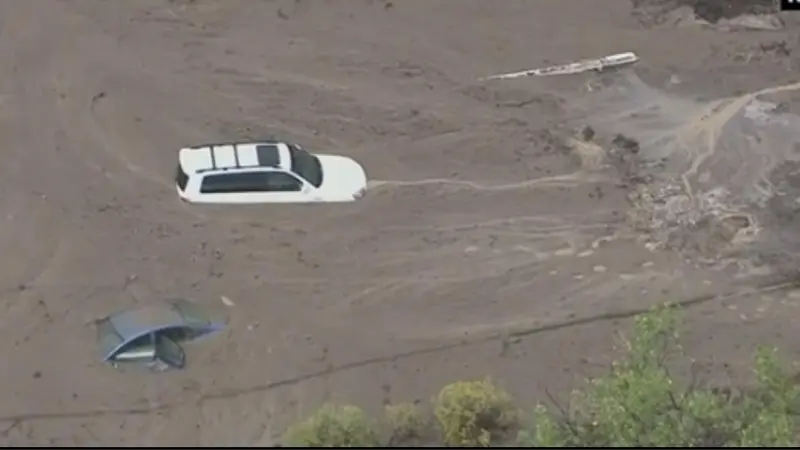 Banyak Mobil Terjebak Banjir Bandang California Selatan