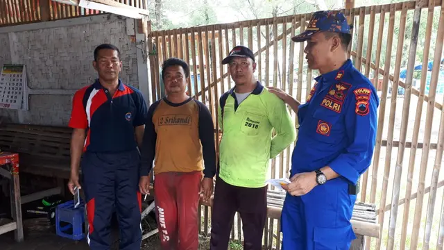 Dua nelayan berhasil diselamatkan setelah perahu karang dan terombang-ambing di Pantai Utara Pemalang. (Foto: Liputan6.com/Muhamad Ridlo)