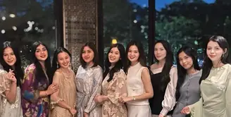 Tahun ini, acara tersebut berlangsung di lokasi yang sama dengan Gala Dinner Puteri Indonesia 2022, menghadirkan nuansa nostalgia bagi para finalis yang pernah berjuang bersama dalam ajang bergengsi tersebut. [@shinta.yuliasmi].