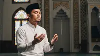 Ilustrasi Pria Mengamalkan Sholawat Jibril/Gemini AI