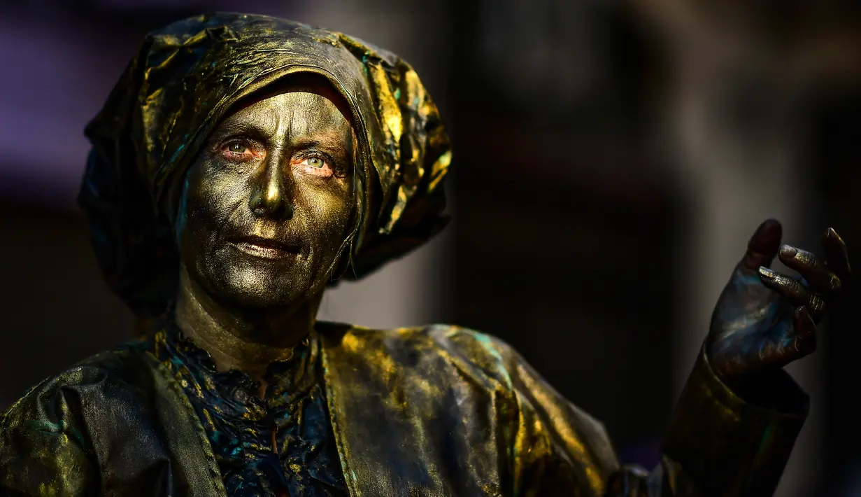 Seorang peserta ikut serta dalam Kontes Nasional Patung Hidup ke-20 di Buenos Aires, Argentina pada 22 September 2019. Dalam festival tersebut para peserta berdandan mirip seperti patung. (Photo by RONALDO SCHEMIDT / AFP)