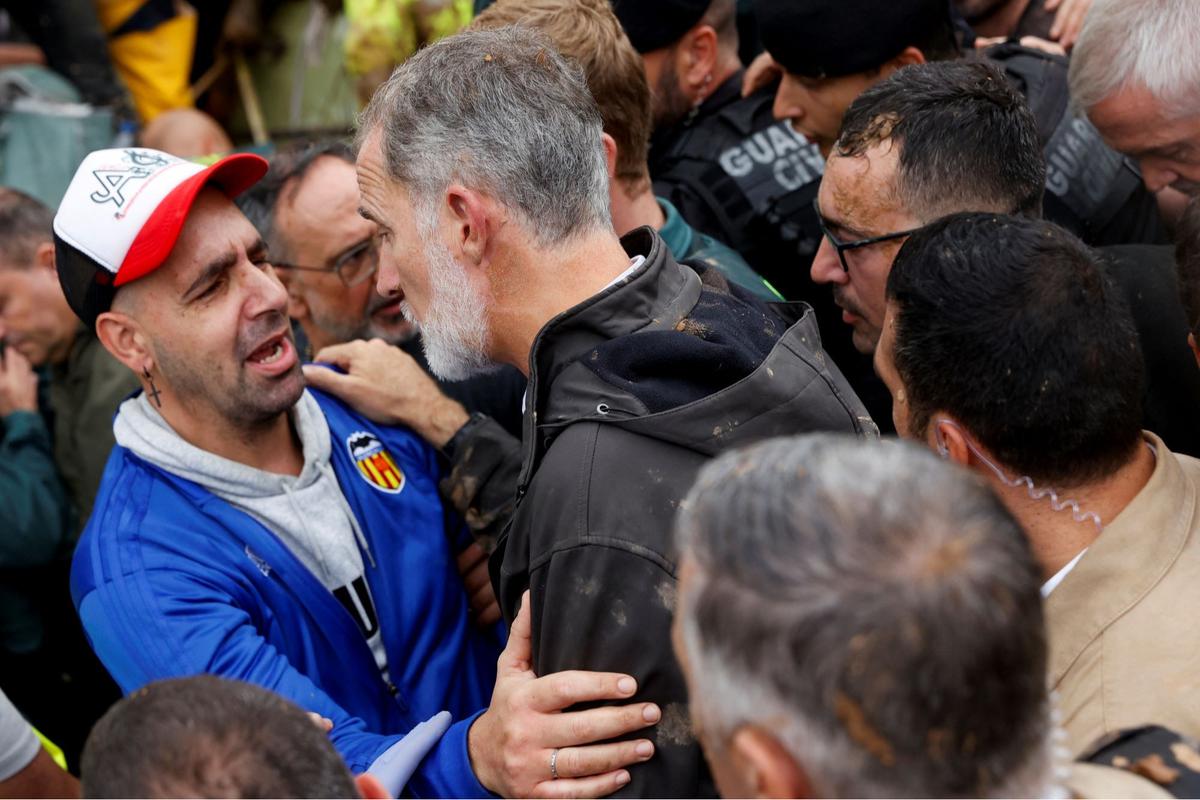 Raja Spanyol Dilempari Lumpur dan Diteriaki 'Pembunuh' Kunjungi Korban Banjir di Valencia