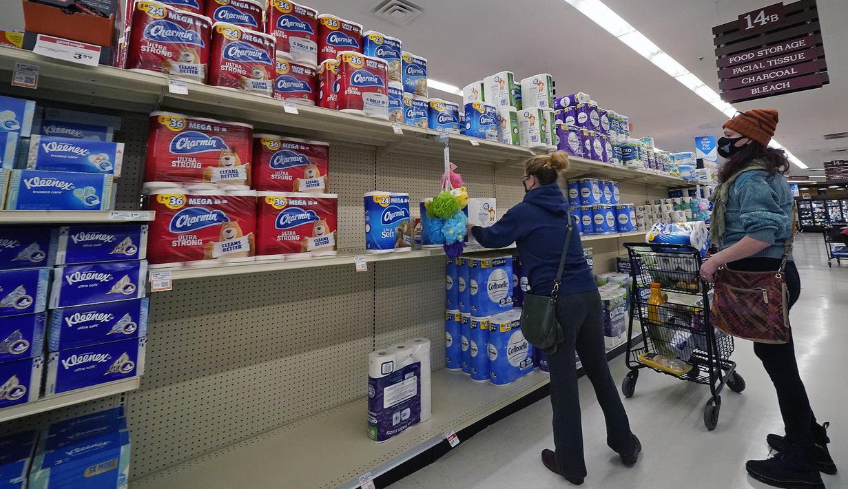 Seorang perempuan membeli tisu toilet di sebuah pasar di Mount Lebanon, negara bagian Pennsylvania, AS pada 17 November 2020. Lonjakan kasus COVID-19 di AS membuat orang kembali ke toko untuk menimbun lagi, meninggalkan rak kosong dan memaksa pengecer membatasi pembelian (AP/Gene J. Puskar)