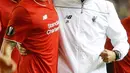 Pelatih Liverpool, Jurgen Klopp (kanan) tersenyum sambil merangkul gelandang Dejan Lovren usai pertandingan melawan Bordeaux di Stadion Anfield, Inggris (27/11). Liverpool menang atas Bordeaux dengan skor 2-1. (Reuters/Carl Recine)