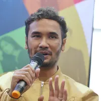 Seperti yang lainnya, JFlow pun sangat sedih ketika mendengar sakit yang diderita Shakira Aurum. Ia terus menanyakan soal perkembangan terkini dari kesehatan anak Denada tersebut. (Nurwahyunan/Bintang.com)