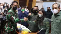 Ketua Komisi I DPR RI Meutya Hafid berjabat tangan dengan KSAD Jenderal TNI Andika Perkasa yang tiba untuk uji kelayakan dan kepatutan calon Panglima TNI di Jakarta, Sabtu (6/11/2021). Andika akan menggantikan posisi Marsekal Hadi Tjahjanto yang pensiun bulan ini. (Liputan6 com/Angga Yuniar)