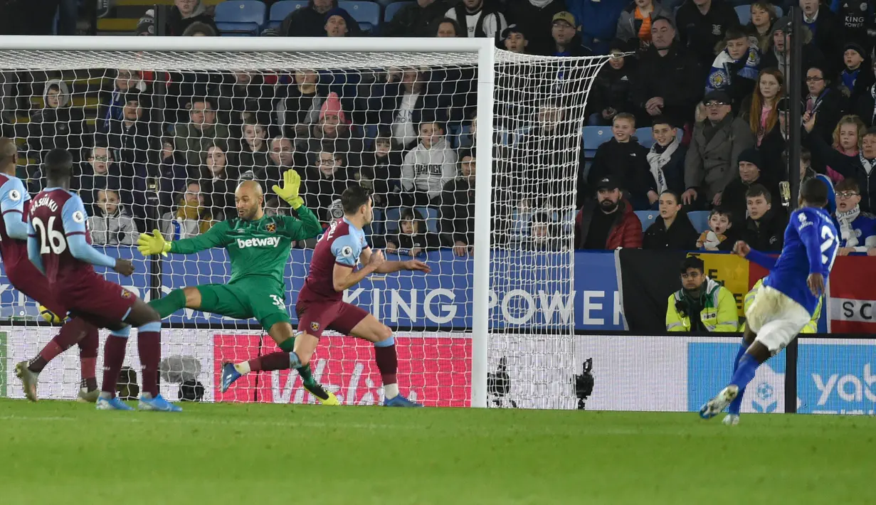 Bek Leicester City, Ricardo Pereira (kanan) mencetak gol kedua untuk timnya ke gawang West Ham United pada pekan 24 Liga Inggris 2019-2020 di Stadion King Power, Rabu (22/1/2020). Menjamu West Ham , Leicester City berhasil menang meyakinkan dengan skor akhir 4-1. (AP/Rui Vieira)