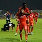 Ivan Bosnjak (Persija) dipeluk Boakay Eddie Foday usai berhasil menjebol gawang Persijap Jepara saat berlaga di stadion GBK Jakarta, (26/5/2014). (Liputan6.com/Helmi Fithriansyah)