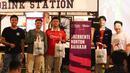 Sejumlah peserta yang mendapatkan hadiah setelah berhasil menjawab kuis saat acara Roaring Night antara Manchester United melawan West Ham di Pitch 98, Kemang, Jakarta, Minggu (04/02/2024) malam WIB. (Bola.com/Abdul Aziz)