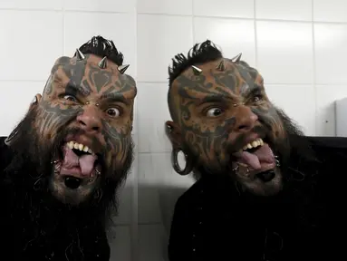 Seniman tato dan modifikasi tubuh Emilio Gonzalez berpose saat ikuti acara Tattoo and Suspension Convention di Valparaiso, Chili, (8/11/2015). Acara ini merupakan kegiatan untuk para penyuka tato dan modifikasi tubuh di Chili.  (REUTERS/Rodrigo Garrido)