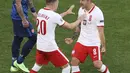 Gelandang Polandia, Karol Linetty (kanan) berselebrasi usai mencetak gol ke gawang Slovakia pada pertandingan grup E Euro 2020 di stadion Saint Petersburg, Rusia (14/6/2021).  Kemenangan ini, membuat Slovakia memimpin klasemen Grup E Euro 2020. (Anton Vaganov/Pool via AP)