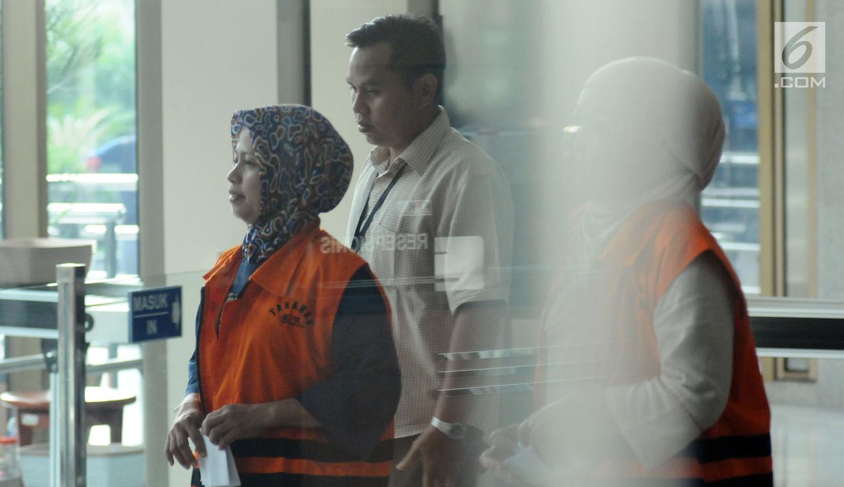 Hakim PN Tipikor Bengkulu nonaktif Dewi Suryana (kiri) meninggalkan gedung KPK, Jakarta, Senin (25/9). Dewi diperiksa sebagai tersangka dugaan suap putusan perkara korupsi dana kegiatan rutin APBD TA 2013-2014. (Liputan6.com/Helmi Fithriansyah)