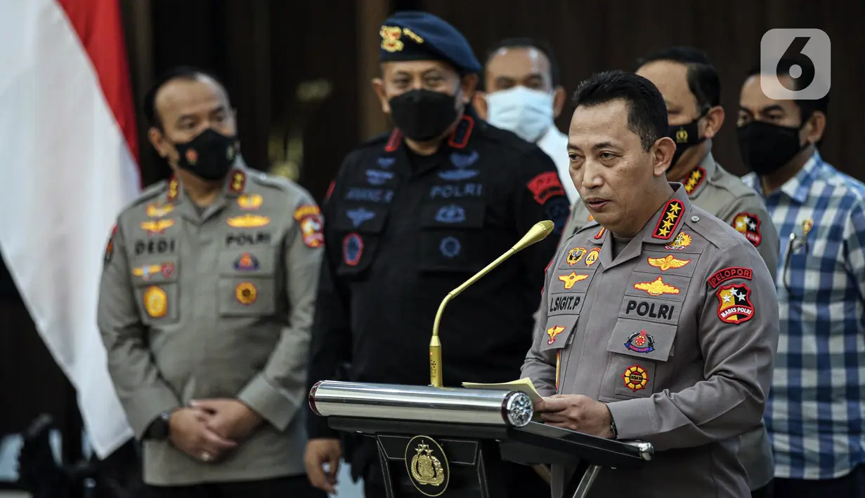 Kapolri Jenderal Listyo Sigit Prabowo bersama jajaran terkait menyampaikan konferensi pers di Gedung Rupatama Mabes Polri, Jakarta, Selasa (9/8/2022). Mantan Kepala Divisi Profesi dan Pengamanan Polri Irjen Ferdy Sambo ditetapkan sebagai tersangka dalam kasus pembunuhan ajudannya, Brigadir J alias Nofriansyah Yoshua Hutabarat. (Liputan6.com/Faizal Fanani)