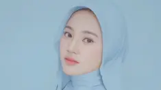 Ikut tren filter AI Korea, Alyssa Soebandono disebut mirip Song Hye Kyo, mulai dari tatapan matanya, hidung hingga bibirnya. Selain Song Hye Kyo, ada beberapa netizen yang menyebut istri Dude Harlino ini mirip dengan Ayana Moon hingga Son Ye Jin. Ikut tren tapi tetap tampil berhijab, tak sedikit netizen yang salut dengan Alyssa dan tentunya pangling melihat parasnya. (Liputan6.com/IG/@ichasoebandono)