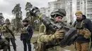 Anggota Pasukan Pertahanan Teritorial Ukraina memegang senjata anti-tank NLAW, di pinggiran Kyiv, Ukraina (9/3/2022). Pihak berwenang mengumumkan gencatan senjata baru pada hari Rabu untuk memungkinkan warga sipil melarikan diri dari kota-kota di sekitar ibu kota, Kyiv. (AP Photo/Efrem Lukatsky)