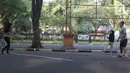 Warga berolahraga sore di kawasan Taman Mini Indonesia Indah, Jakarta, Minggu (22/8/2021). TMII kembali dibuka mulai 06.00-18.00 WIB namun terbatas hanya untuk kegiatan berolahraga outdoor atau luar ruangan dan dengan syarat menunjukkan sertifikat vaksinasi covid-19. (Liputan6.com/Herman Zakharia)