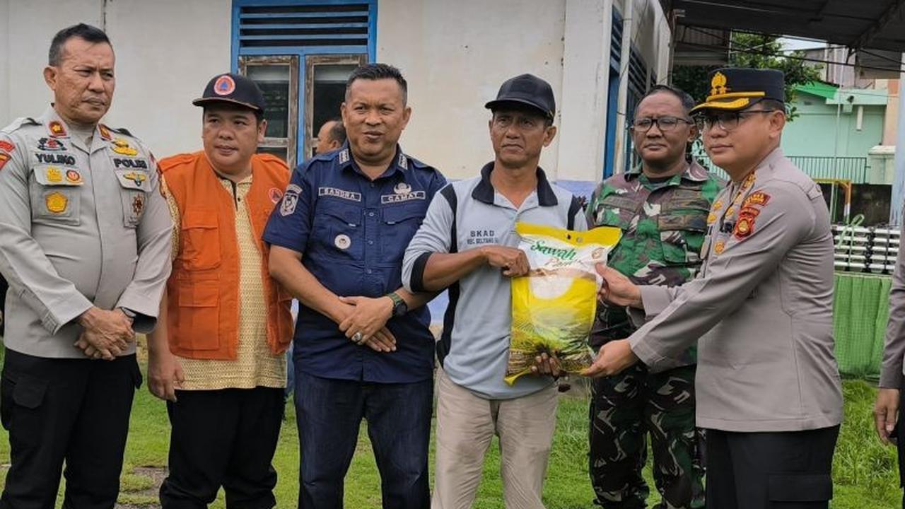 Pemkab OKU Timur Salurkan Bantuan Banjir untuk Ratusan Warga Terdampak di Belitang III
